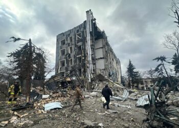Росіяни вдарили по Ізюму – на цей момент 5 загиблих, – Зеленський (ФОТО, ВІДЕО)