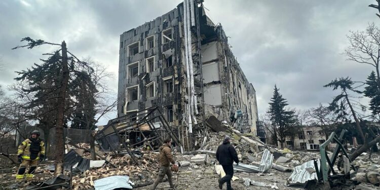 Росіяни вдарили по Ізюму – на цей момент 5 загиблих, – Зеленський (ФОТО, ВІДЕО)