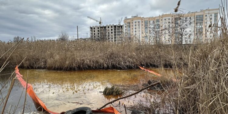 Виток олії із зруйнованого «шахедом» резервуара в Миколаєві – відкачано майже 300 тонн