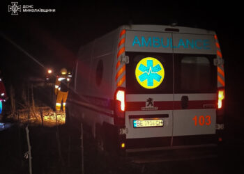 На Миколаївщині рятувальники витягли карету швидкої допомоги, яка їхала на виклик, з бездоріжжя