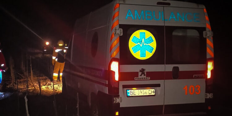 На Миколаївщині рятувальники витягли карету швидкої допомоги, яка їхала на виклик, з бездоріжжя
