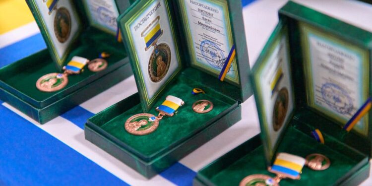 Начальник Миколаївської ОВА передав військовим на Сумському напрямку 80 «мавіків» та зарядні станції (ФОТО)