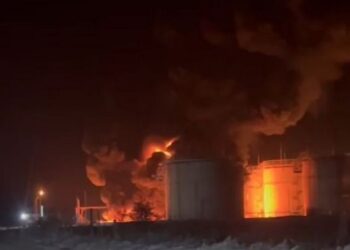 У Краснодарському краї після атаки дронів горить нафтобаза (ВІДЕО)
