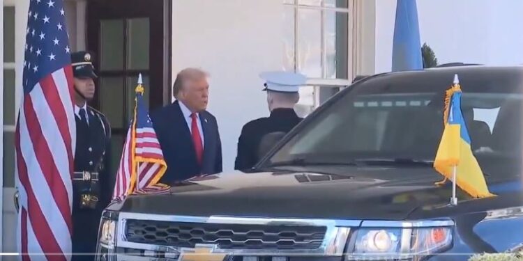 Зеленський прибув у Білий дім, Трамп зустрічає (ВІДЕО)