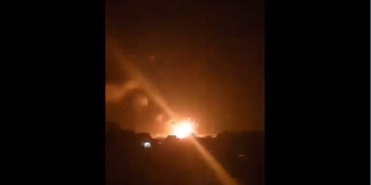 Дрони атакували російську авіабазу у Сирії. Можливо, це Ізраїль нищить іранську зброю (ВІДЕО)