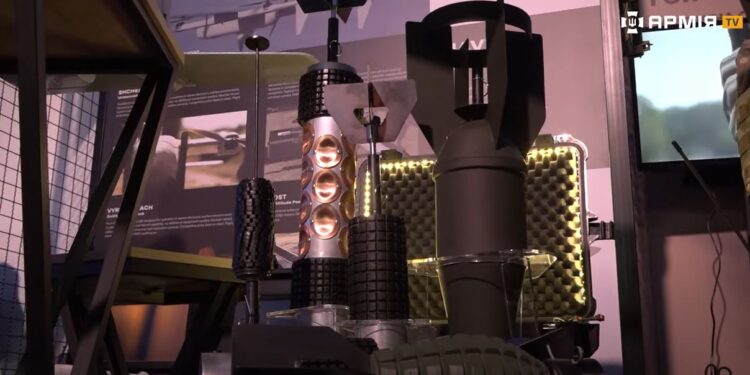 Дрононосці і не тільки. На Defense Tech Innovations Forum 2025 вперше зблизька показали сучасну українську зброю (ВІДЕО)