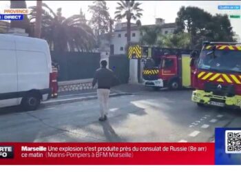 Через паркан російського консульства  у Франції кинули коктейлі молотова