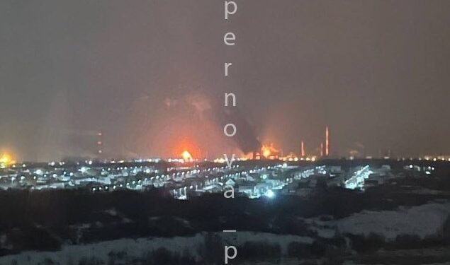 На РФ після атаки дронів горить Сизранський НПЗ (ВІДЕО)