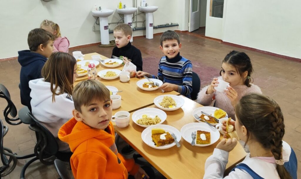 У миколаївській гімназії завідуюча їдальнею редагує меню Клопотенка (ФОТО) 19