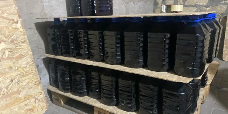 У Миколаєві поліція ліквідувала масштабне підпільне виробництво алкоголю з мільйонними прибутками (ФОТО, ВІДЕО)