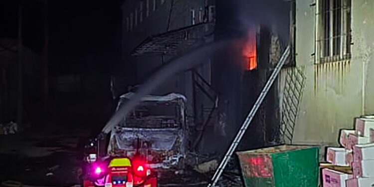 Рятувальники показали, як ліквідовували наслідки падіння уламків «шахеду» в Миколаєві (ФОТО, ВІДЕО)