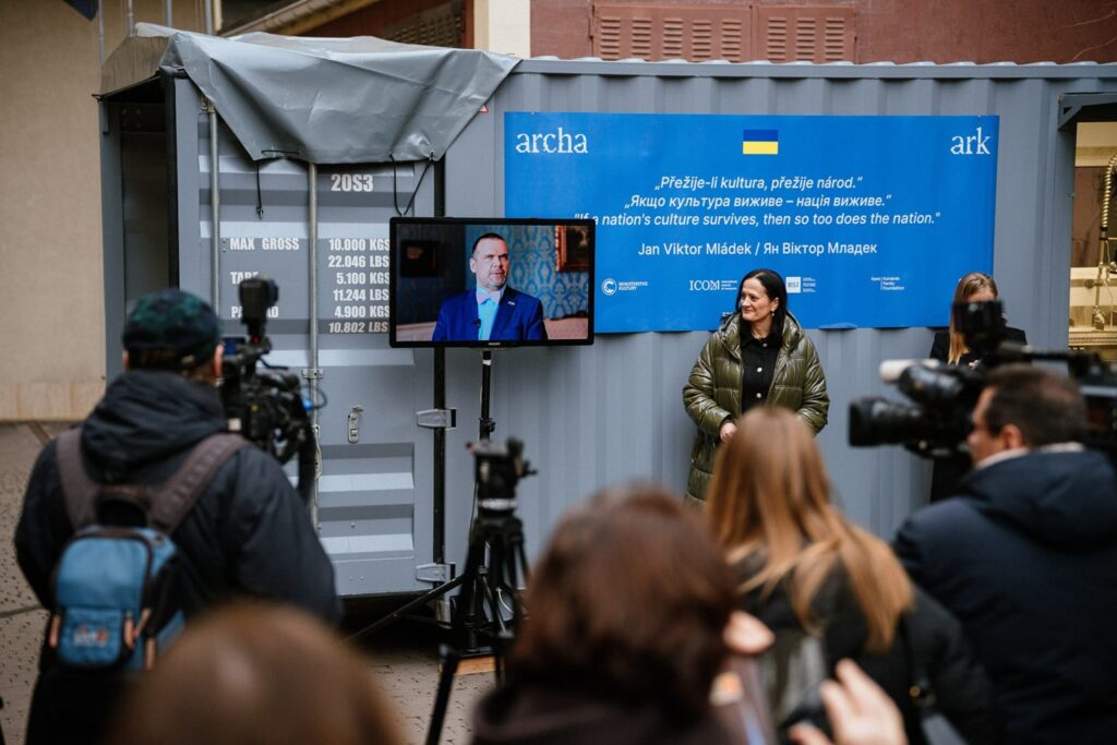 Чехія передала Україні «Ковчег» - мобільну майстерню для реставрації письмової культурної спадщини (ФОТО) 4