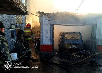 У Доманівці на Миколаївщині згорів гараж із автівкою (ФОТО)