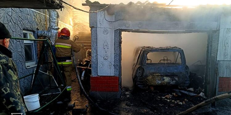 У Доманівці на Миколаївщині згорів гараж із автівкою (ФОТО)