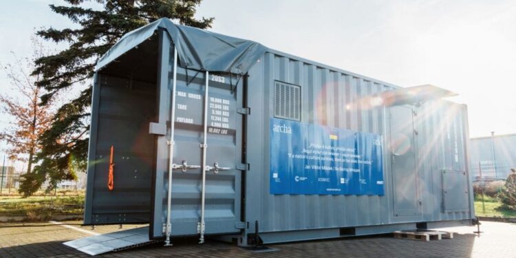 Чехія передала Україні «Ковчег» – мобільну майстерню для реставрації письмової культурної спадщини (ФОТО)