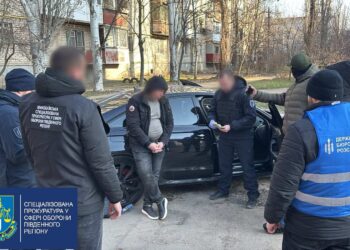 На Миколаївщині затримали офіцера ОТЦК та СП, який за 4500 доларів “вирішував питання” з призовом (ФОТО)