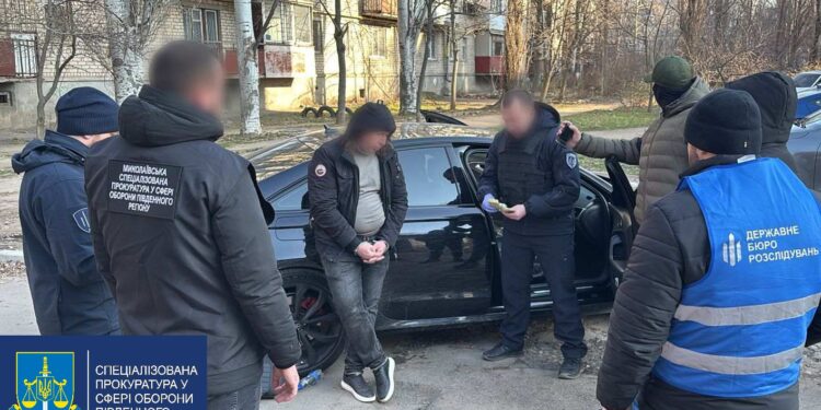На Миколаївщині затримали офіцера ОТЦК та СП, який за 4500 доларів “вирішував питання” з призовом (ФОТО)