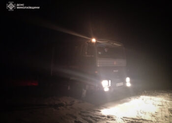 На Миколаївщині рятувальники двічі допомагали водіям автомобілів, що застрягли в снігу (ФОТО)