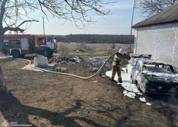 На Миколаївщині ВАЗ 2106, що загорівся, мало не спалив будинок