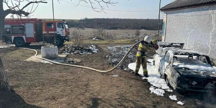 На Миколаївщині ВАЗ 2106, що загорівся, мало не спалив будинок