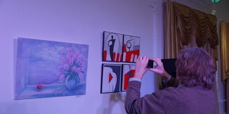 «Кохання поруч» – у Миколаївському худдрамтеатрі відкрилась художня виставка до Дня закоханих (ФОТО)