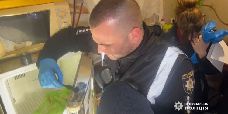 В Одесі поліцейські знайшли труп малолітнього хлопчика у морозилці (ВІДЕО)