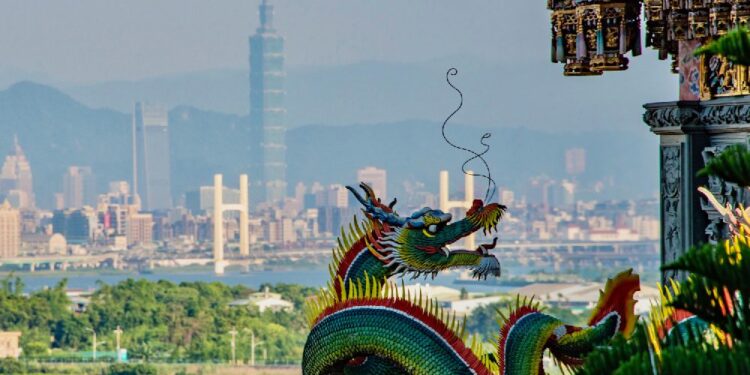 Тайвань заявив про наближення до острова понад 40 літаків та 10 кораблів Китаю