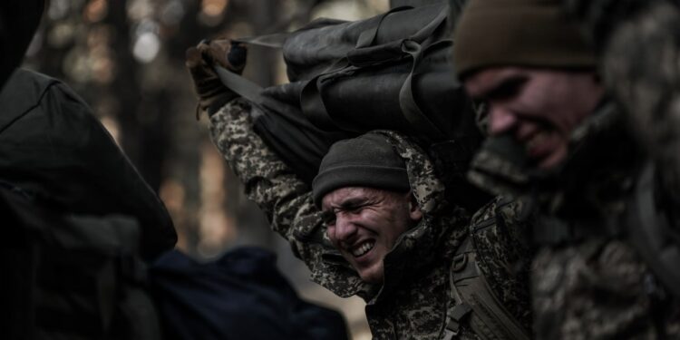 Українці вже “не вивозять” війну? Хто нав’язує такі висновки, і чому це не так