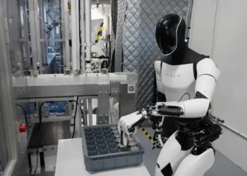 Tesla планує випустити 10 000 роботів Optimus у 2025 році – Ілон Маск