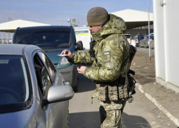 Мінкульт зупинить видачу листів на виїзд за кордон журналістам і митцям