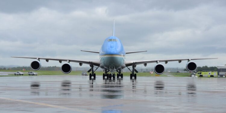 Трампа залишили без нового президентського літака – він послав Маска шукати винних (ФОТО)