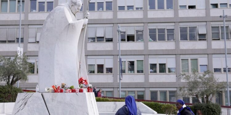 Стан госпіталізованого Папи Римського погіршився