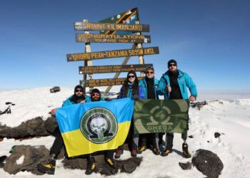 Українські бійці після поранень і ампутацій підкорили гору Кіліманджаро (ФОТО)