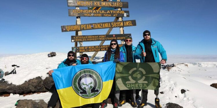 Українські бійці після поранень і ампутацій підкорили гору Кіліманджаро (ФОТО)
