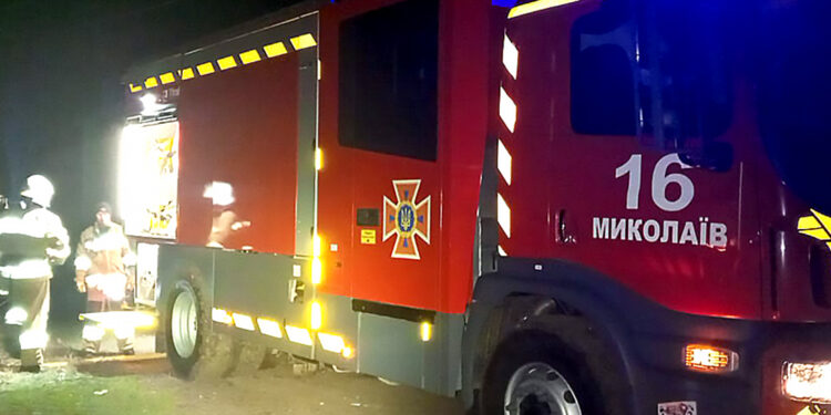 Вночі на Миколаївщині гасили пожежу, що виникла через уламки дронів