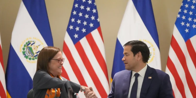 Президент Сальвадору готовий здати США свою країну під депортацію всіх злочинців