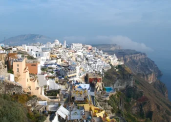 Тисячі людей тікають з острова у Греції  через землетруси