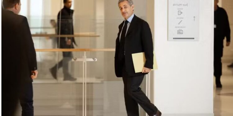 На експрезидента Франції Ніколя Саркозі наділи електронний браслет