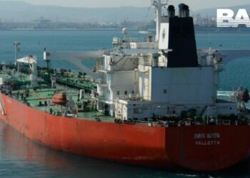 Танкер з 130 тис. тонн мазуту вибухнув і тоне у Ленінградській області РФ