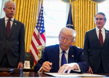 Трамп підписав антиіммігрантський указ. Стосується й українців