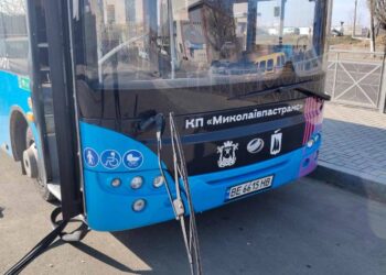 У Миколаєві п’яний чоловік нападав на водія і пошкодив автобус «Миколаївпастранс» (ФОТО)