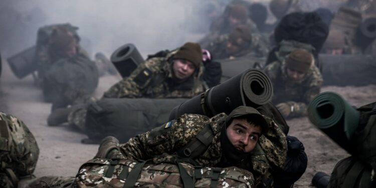 Українці вже “не вивозять” війну? Хто нав’язує такі висновки, і чому це не так