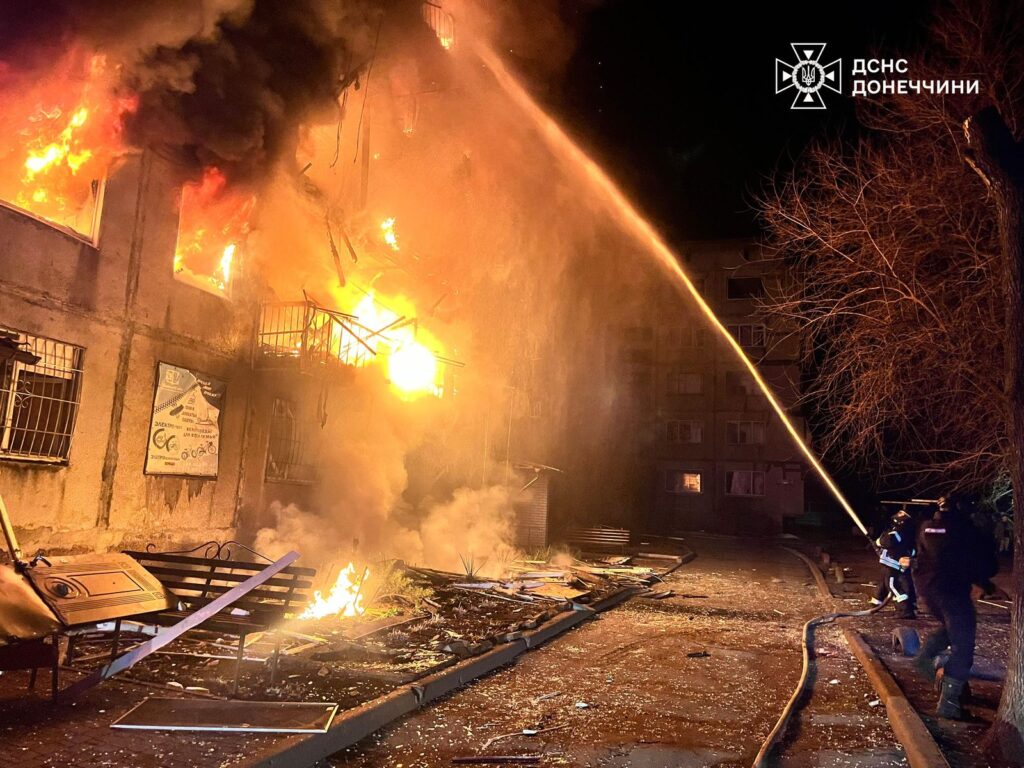 Внаслідок ракетного удару по Добропіллю - 11 загиблих. Зеленський розповів подробиці (ФОТО) 3 Внаслідок ракетного удару по Добропіллю - 11 загиблих. Зеленський розповів подробиці (ФОТО) 2