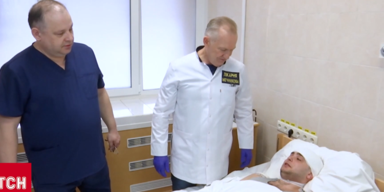 Унікальну операцію провели медики в Дніпрі – дістали з мозку воїна 10-сантиметровий цвях (ВІДЕО)