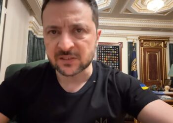 Зеленський подякував рятувальникам і зауважив, що «дипломатія буде сильною тільки на сильних фронтових позиціях» (ВІДЕО)