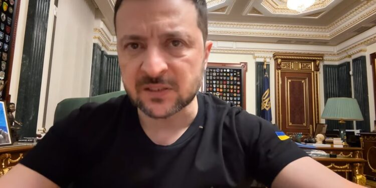 Зеленський подякував рятувальникам і зауважив, що «дипломатія буде сильною тільки на сильних фронтових позиціях» (ВІДЕО)