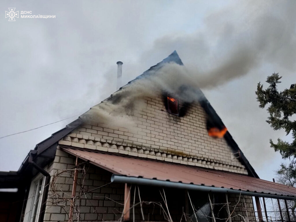 Неподалік від Миколаєва горів дачний будинок – вогнеборці встигли вчасно (ФОТО) 3 Неподалік від Миколаєва горів дачний будинок – вогнеборці встигли вчасно (ФОТО) 2