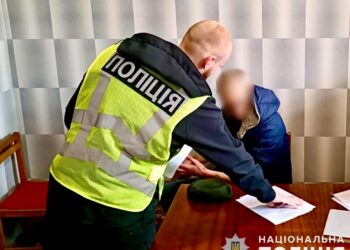 У Кривому Озері в ході конфлікту чоловік порізав знайомому ноги – той стіл кров’ю