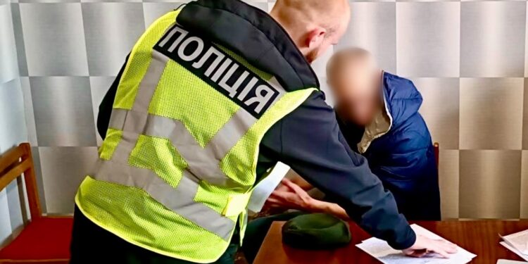 У Кривому Озері в ході конфлікту чоловік порізав знайомому ноги – той стіл кров’ю