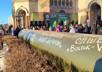У РФ біля церкви встановили кусок труби, якою росіяни пробиралися в Суджу, – тепер це святиня і портал перемоги (ФОТО, ВІДЕО)